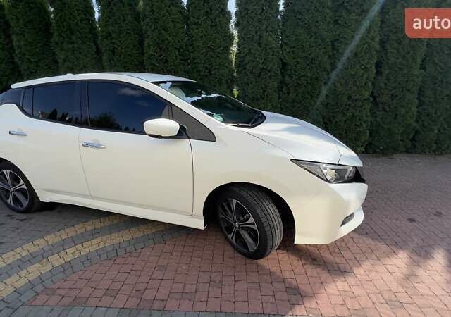 Белый Ниссан Лиф, объемом двигателя 0 л и пробегом 55 тыс. км за 17500 $, фото 1 на Automoto.ua