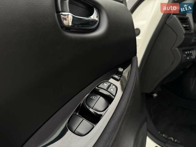 Белый Ниссан Лиф, объемом двигателя 0 л и пробегом 127 тыс. км за 14999 $, фото 27 на Automoto.ua