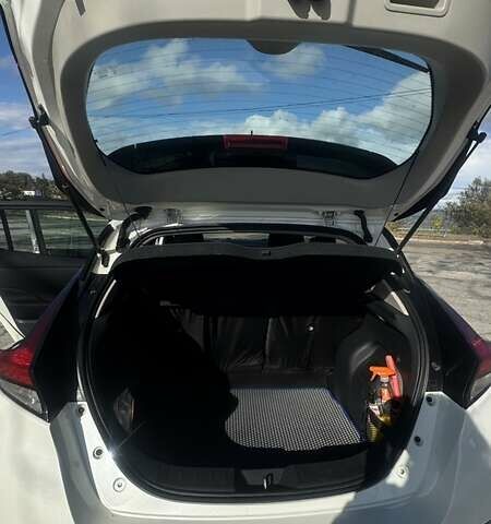 Білий Ніссан Ліф, об'ємом двигуна 0 л та пробігом 62 тис. км за 16000 $, фото 4 на Automoto.ua