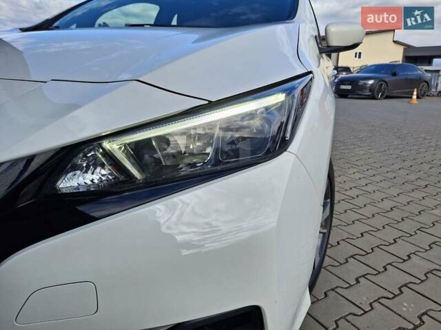 Белый Ниссан Лиф, объемом двигателя 0 л и пробегом 129 тыс. км за 12500 $, фото 6 на Automoto.ua