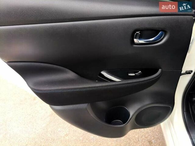 Белый Ниссан Лиф, объемом двигателя 0 л и пробегом 72 тыс. км за 13750 $, фото 10 на Automoto.ua