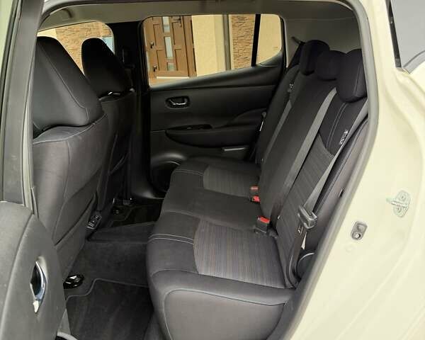 Белый Ниссан Лиф, объемом двигателя 0 л и пробегом 127 тыс. км за 14999 $, фото 47 на Automoto.ua