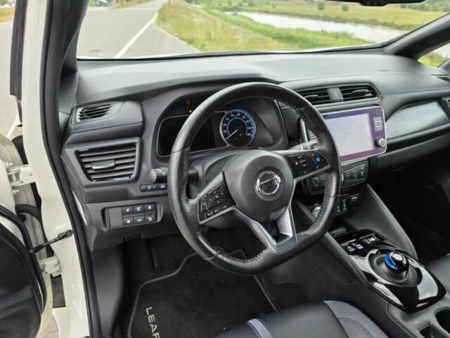 Белый Ниссан Лиф, объемом двигателя 0 л и пробегом 44 тыс. км за 5900 $, фото 6 на Automoto.ua