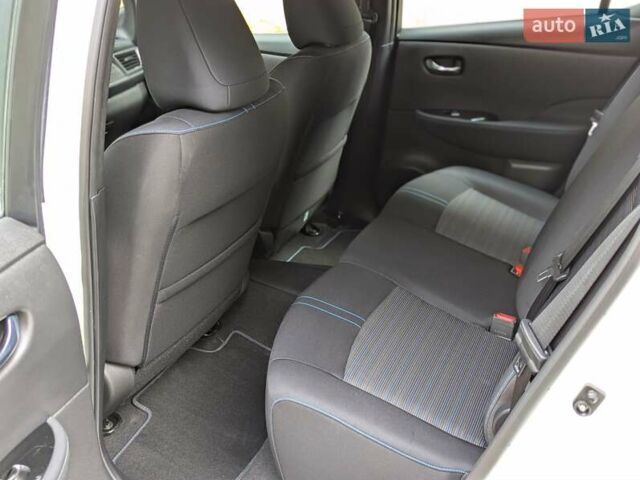 Белый Ниссан Лиф, объемом двигателя 0 л и пробегом 77 тыс. км за 12999 $, фото 14 на Automoto.ua