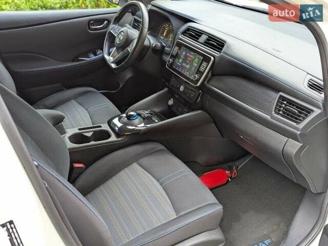 Белый Ниссан Лиф, объемом двигателя 0 л и пробегом 77 тыс. км за 12999 $, фото 16 на Automoto.ua