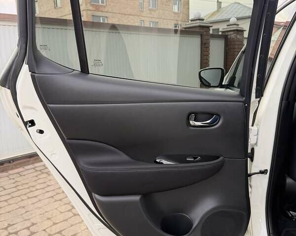 Белый Ниссан Лиф, объемом двигателя 0 л и пробегом 127 тыс. км за 14999 $, фото 46 на Automoto.ua