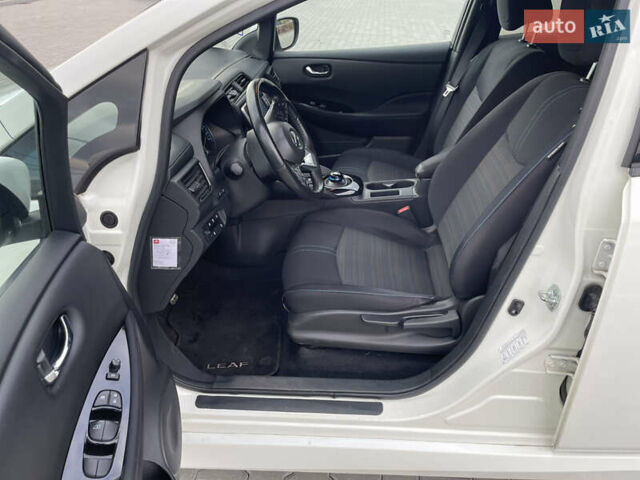 Белый Ниссан Лиф, объемом двигателя 0 л и пробегом 68 тыс. км за 16500 $, фото 11 на Automoto.ua