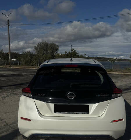 Білий Ніссан Ліф, об'ємом двигуна 0 л та пробігом 62 тис. км за 16000 $, фото 3 на Automoto.ua