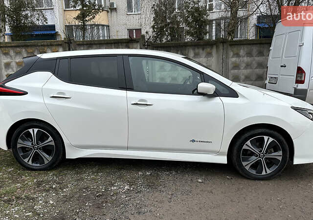 Белый Ниссан Лиф, объемом двигателя 0 л и пробегом 61 тыс. км за 13700 $, фото 3 на Automoto.ua