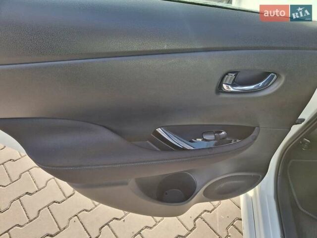 Белый Ниссан Лиф, объемом двигателя 0 л и пробегом 129 тыс. км за 12500 $, фото 17 на Automoto.ua