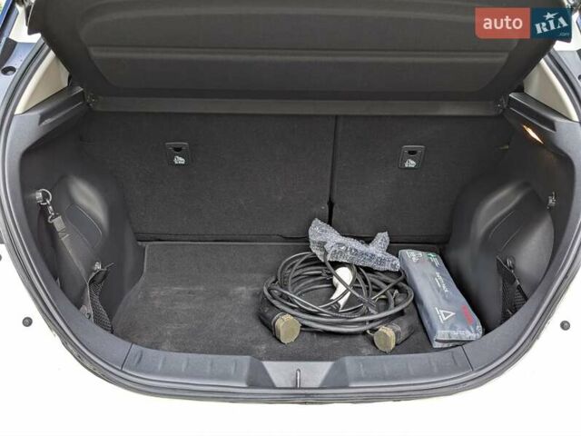 Белый Ниссан Лиф, объемом двигателя 0 л и пробегом 77 тыс. км за 12999 $, фото 21 на Automoto.ua