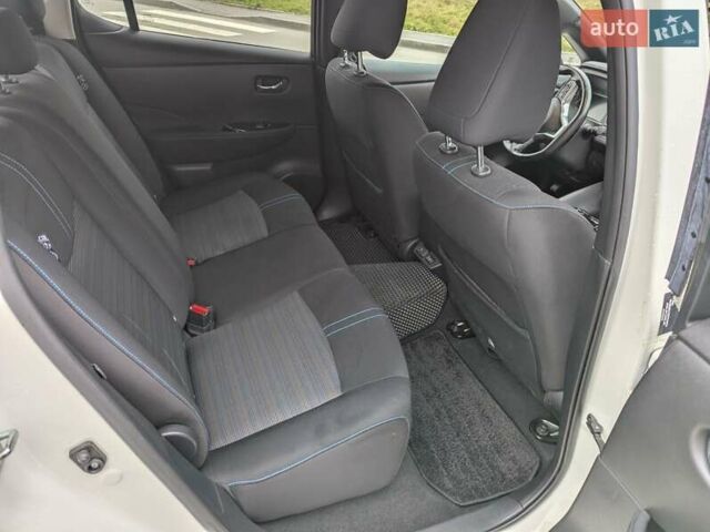 Белый Ниссан Лиф, объемом двигателя 0 л и пробегом 77 тыс. км за 12999 $, фото 8 на Automoto.ua