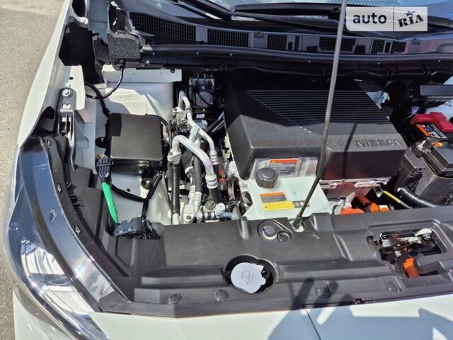 Белый Ниссан Лиф, объемом двигателя 0 л и пробегом 28 тыс. км за 16888 $, фото 2 на Automoto.ua
