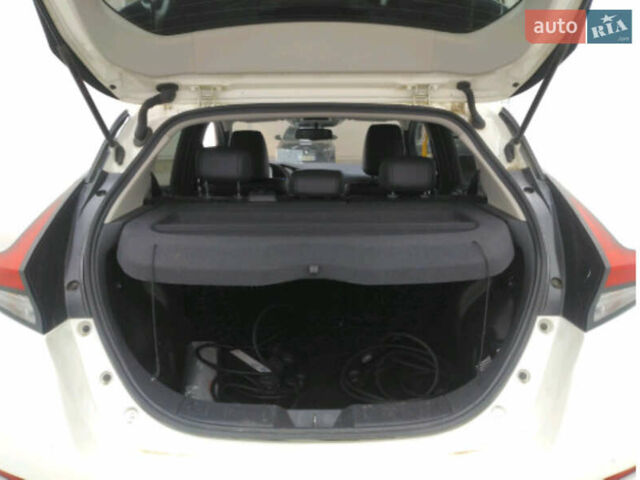 Білий Ніссан Ліф, об'ємом двигуна 0 л та пробігом 49 тис. км за 18500 $, фото 12 на Automoto.ua