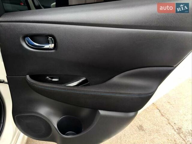 Белый Ниссан Лиф, объемом двигателя 0 л и пробегом 72 тыс. км за 13750 $, фото 16 на Automoto.ua