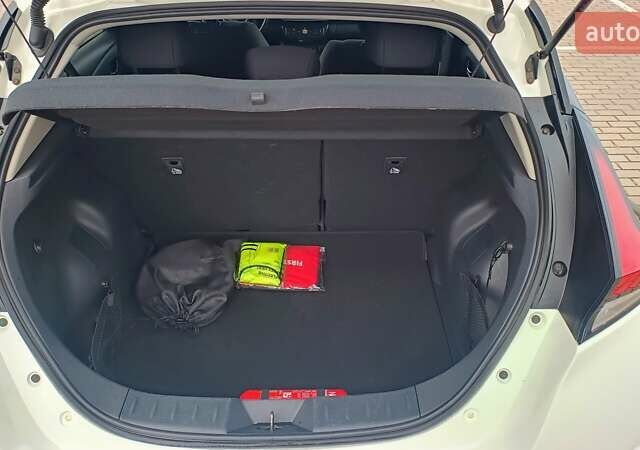 Белый Ниссан Лиф, объемом двигателя 0 л и пробегом 120 тыс. км за 11800 $, фото 15 на Automoto.ua