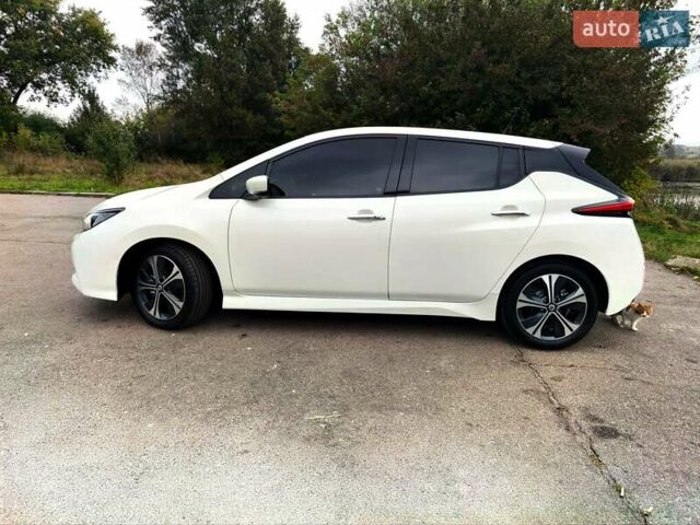 Белый Ниссан Лиф, объемом двигателя 0 л и пробегом 72 тыс. км за 13750 $, фото 48 на Automoto.ua