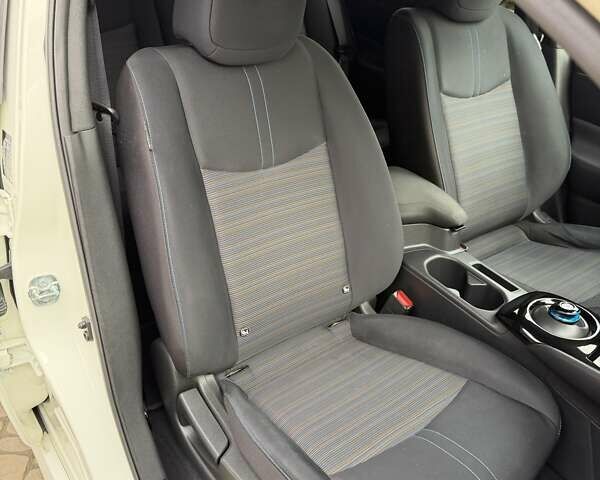 Белый Ниссан Лиф, объемом двигателя 0 л и пробегом 127 тыс. км за 14999 $, фото 59 на Automoto.ua