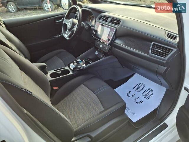 Белый Ниссан Лиф, объемом двигателя 0 л и пробегом 129 тыс. км за 12500 $, фото 14 на Automoto.ua