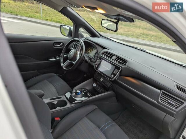 Белый Ниссан Лиф, объемом двигателя 0 л и пробегом 77 тыс. км за 12999 $, фото 5 на Automoto.ua