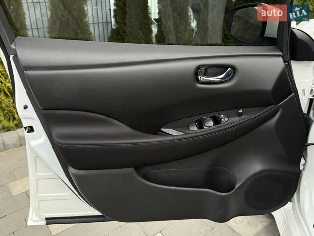 Белый Ниссан Лиф, объемом двигателя 0 л и пробегом 100 тыс. км за 15450 $, фото 23 на Automoto.ua