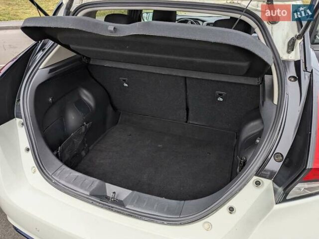 Белый Ниссан Лиф, объемом двигателя 0 л и пробегом 77 тыс. км за 12999 $, фото 9 на Automoto.ua