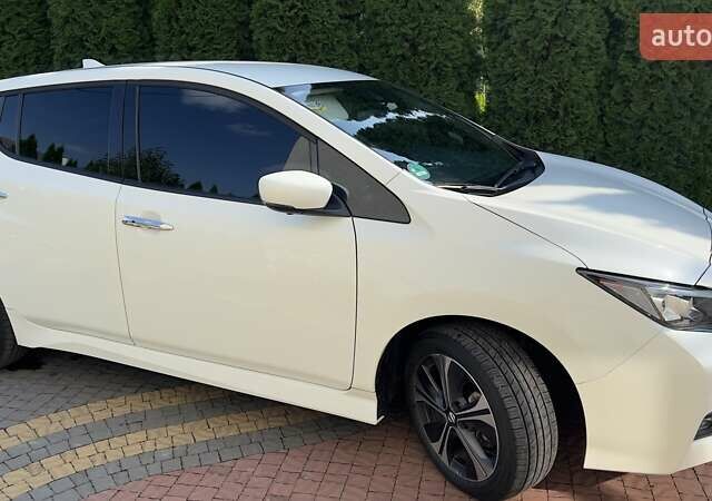 Белый Ниссан Лиф, объемом двигателя 0 л и пробегом 55 тыс. км за 17500 $, фото 2 на Automoto.ua