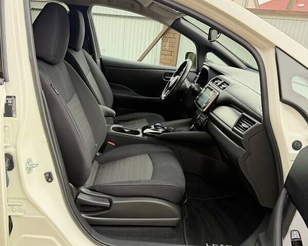 Белый Ниссан Лиф, объемом двигателя 0 л и пробегом 127 тыс. км за 14999 $, фото 58 на Automoto.ua