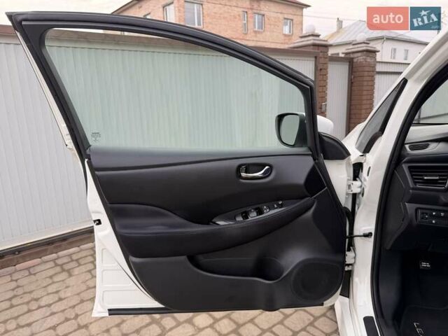 Белый Ниссан Лиф, объемом двигателя 0 л и пробегом 127 тыс. км за 14999 $, фото 26 на Automoto.ua