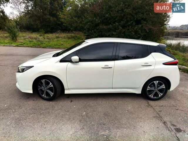 Белый Ниссан Лиф, объемом двигателя 0 л и пробегом 72 тыс. км за 13750 $, фото 49 на Automoto.ua