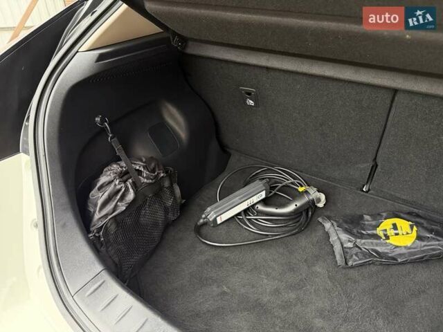 Белый Ниссан Лиф, объемом двигателя 0 л и пробегом 127 тыс. км за 14999 $, фото 66 на Automoto.ua