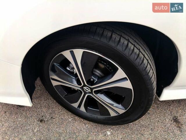 Белый Ниссан Лиф, объемом двигателя 0 л и пробегом 72 тыс. км за 13750 $, фото 52 на Automoto.ua