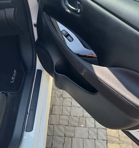 Белый Ниссан Лиф, объемом двигателя 0 л и пробегом 55 тыс. км за 17500 $, фото 52 на Automoto.ua