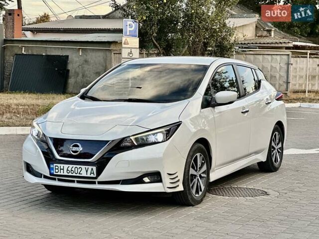 Белый Ниссан Лиф, объемом двигателя 0 л и пробегом 98 тыс. км за 13500 $, фото 2 на Automoto.ua