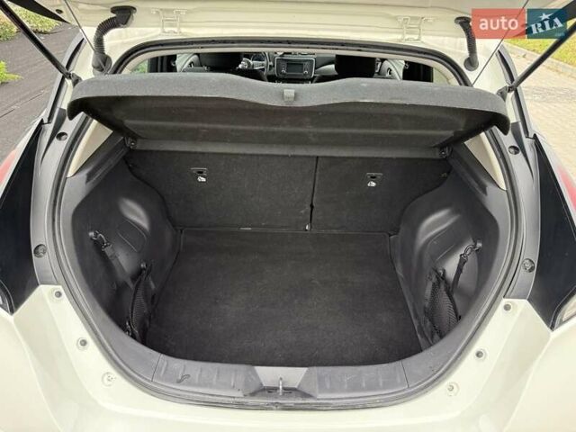 Белый Ниссан Лиф, объемом двигателя 0 л и пробегом 68 тыс. км за 12700 $, фото 8 на Automoto.ua