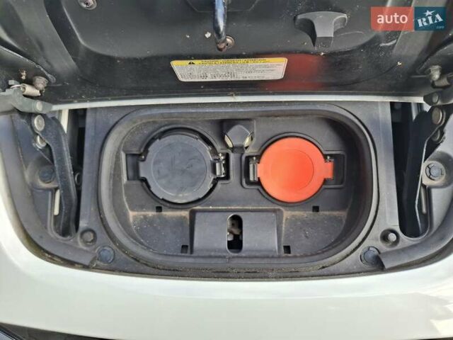 Белый Ниссан Лиф, объемом двигателя 0 л и пробегом 129 тыс. км за 12500 $, фото 9 на Automoto.ua