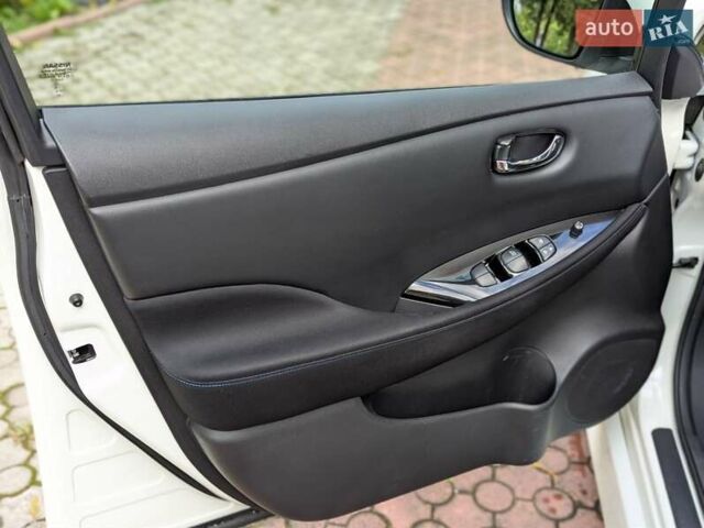 Белый Ниссан Лиф, объемом двигателя 0 л и пробегом 77 тыс. км за 12999 $, фото 18 на Automoto.ua