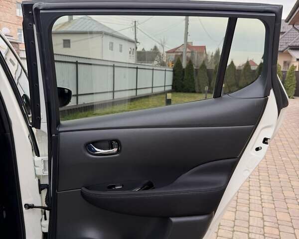 Белый Ниссан Лиф, объемом двигателя 0 л и пробегом 127 тыс. км за 14999 $, фото 55 на Automoto.ua