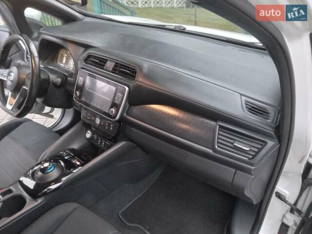 Білий Ніссан Ліф, об'ємом двигуна 0 л та пробігом 81 тис. км за 16990 $, фото 45 на Automoto.ua