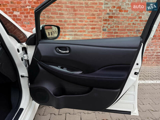 Белый Ниссан Лиф, объемом двигателя 0 л и пробегом 109 тыс. км за 11999 $, фото 42 на Automoto.ua