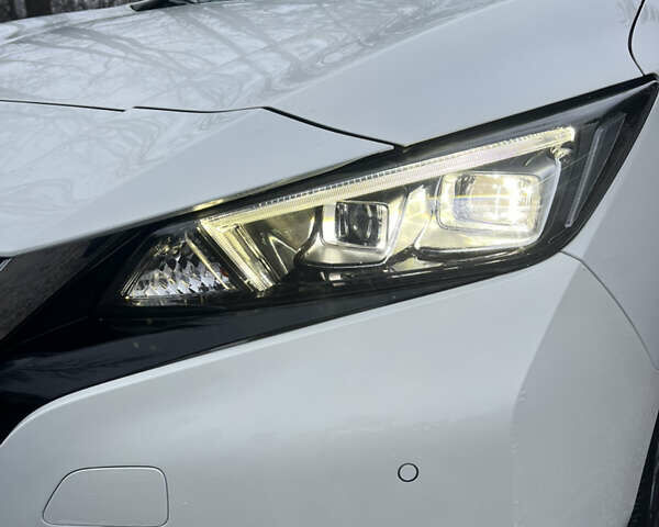 Белый Ниссан Лиф, объемом двигателя 0 л и пробегом 43 тыс. км за 15300 $, фото 4 на Automoto.ua