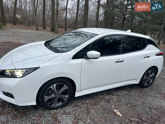 Белый Ниссан Лиф, объемом двигателя 0 л и пробегом 43 тыс. км за 15300 $, фото 3 на Automoto.ua