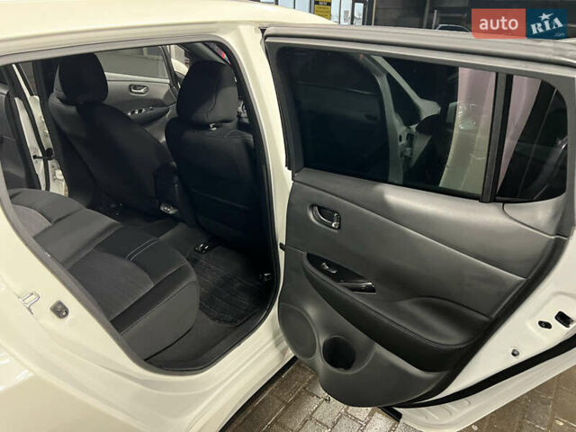 Белый Ниссан Лиф, объемом двигателя 0 л и пробегом 27 тыс. км за 13700 $, фото 26 на Automoto.ua