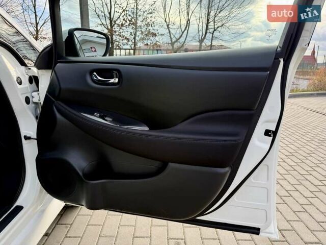 Белый Ниссан Лиф, объемом двигателя 0 л и пробегом 98 тыс. км за 15950 $, фото 66 на Automoto.ua