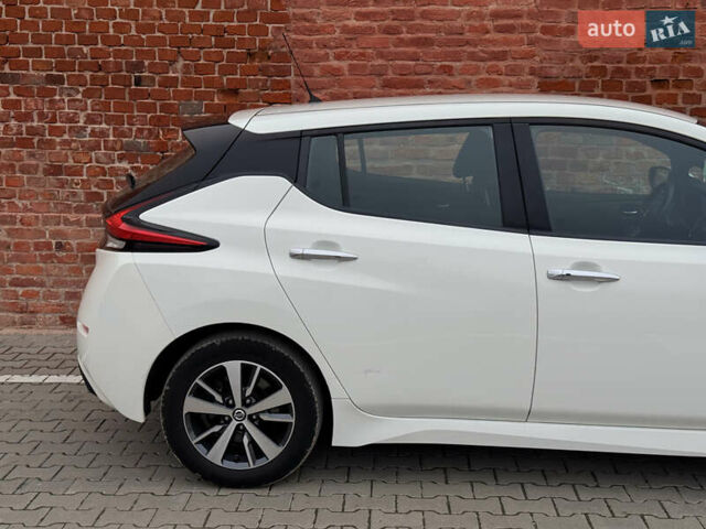 Белый Ниссан Лиф, объемом двигателя 0 л и пробегом 109 тыс. км за 11999 $, фото 15 на Automoto.ua