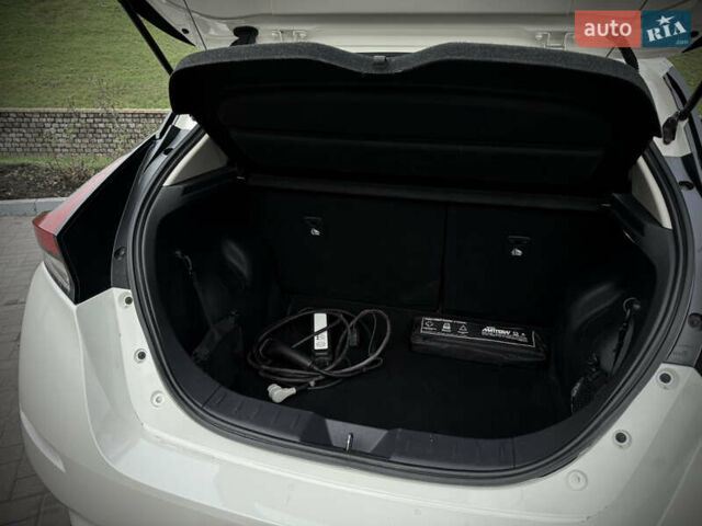 Белый Ниссан Лиф, объемом двигателя 0 л и пробегом 115 тыс. км за 11700 $, фото 44 на Automoto.ua