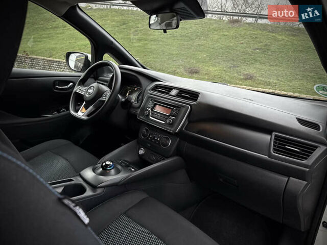 Белый Ниссан Лиф, объемом двигателя 0 л и пробегом 115 тыс. км за 11700 $, фото 32 на Automoto.ua