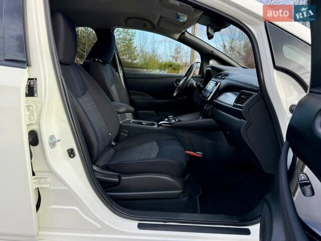 Белый Ниссан Лиф, объемом двигателя 0 л и пробегом 98 тыс. км за 15950 $, фото 69 на Automoto.ua