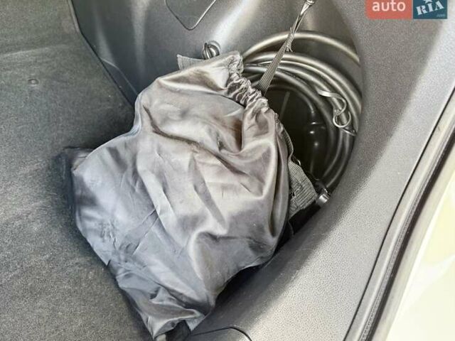 Белый Ниссан Лиф, объемом двигателя 0 л и пробегом 98 тыс. км за 15950 $, фото 97 на Automoto.ua