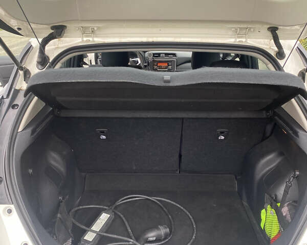 Белый Ниссан Лиф, объемом двигателя 0 л и пробегом 41 тыс. км за 13100 $, фото 7 на Automoto.ua